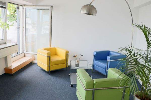 Bunte Lounge im Büro