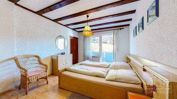 Schlafzimmer 1 mit Übergang auf den Balkon