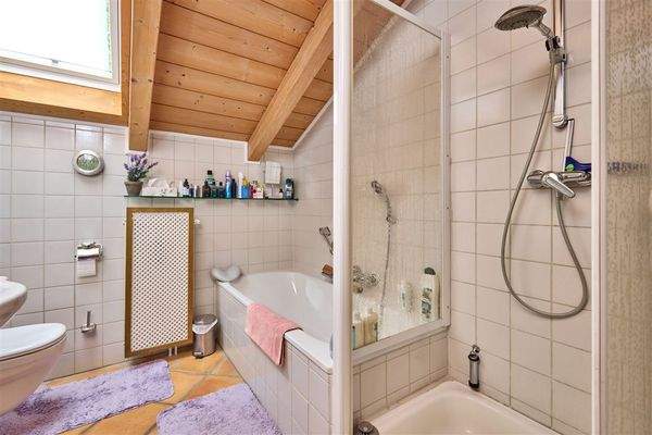 Bad mit Wanne/Dusche