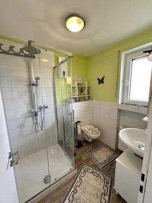 Modernes Duschbad mit Komfort