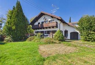 Aussenansicht süden mit Terrasse und Garage