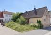 Seitenansicht links - Haus, Garten und Parkplatz