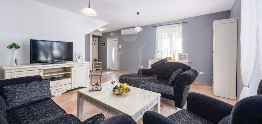 Eine schöne Haushälfte im Landhausstil mit Klimaanlage