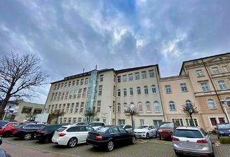 Objektansicht mit Parkplatz