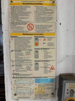 Hinweisschild Hebebühne .jpg