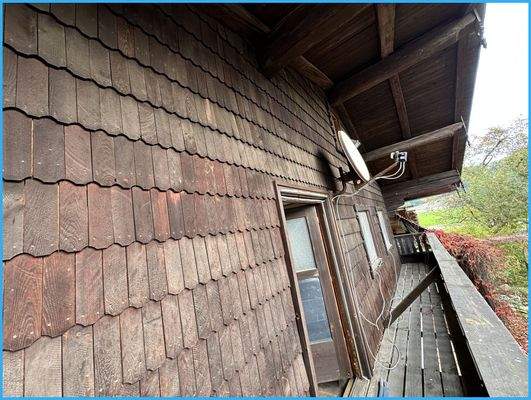 Balkon mit Holzvertäfelung