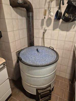 Wurstküche mit Kessel im Nebengebäude