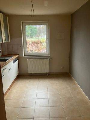 Kleine Küche mit Fenster