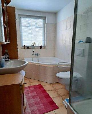 Badezimmer OG mit Eckbadewanne und Dusche