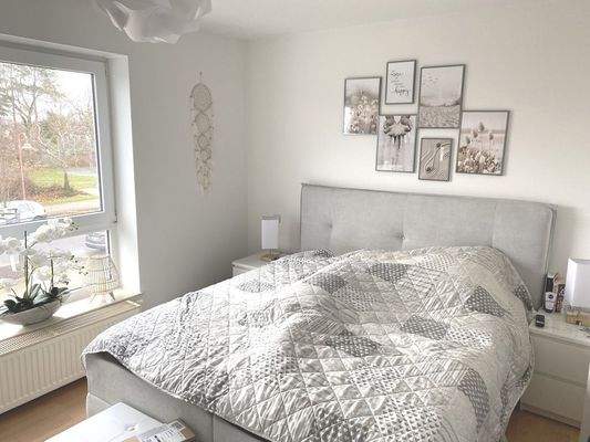 geräumiges Musterschlafzimmer