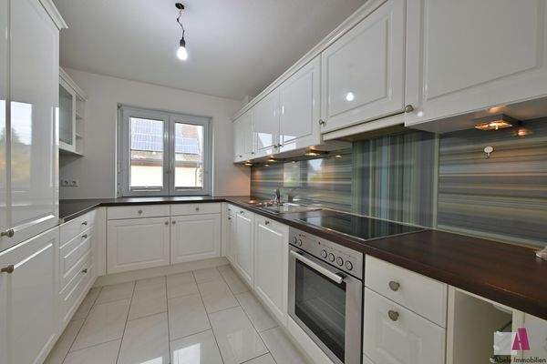 Küche mit moderner Einbauküche