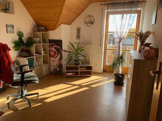 Zimmer derzeit als Büro genutzt mit Zugang zum Balkon