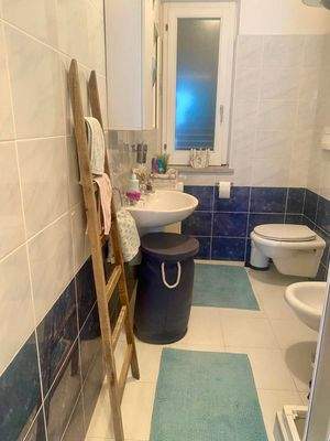 Duschbadezimmer mit Fenster