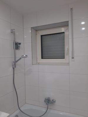 Badezimmer  mit kleinem Fenster/Jalousie