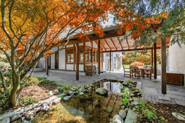 Charmanter Freisitz mit Teich