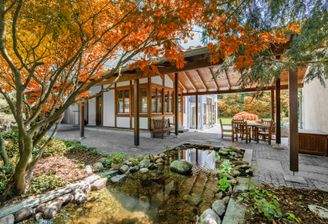 Charmanter Freisitz mit Teich