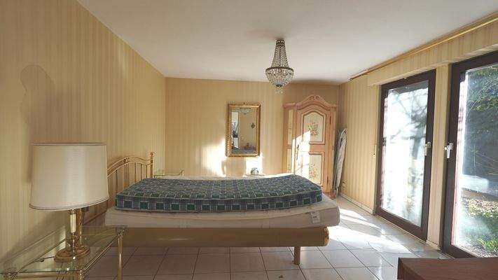 Schlafzimmer mit Zugang Garten und Terrasse