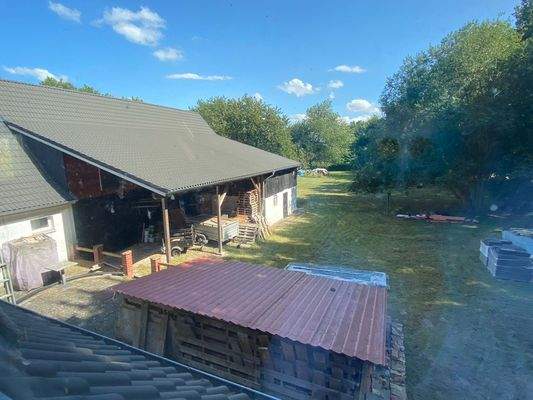 Blick vom Dachgeschoss auf Scheune und Vordach