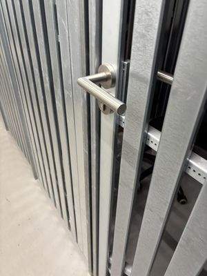 Kellertür mit Klinke