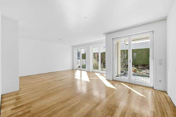 Lichtdurchfluteter Wohn- und Essbereich