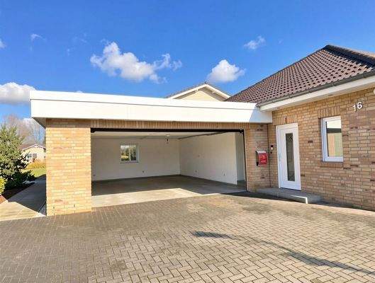 Doppelgarage mit eklektischem Tor