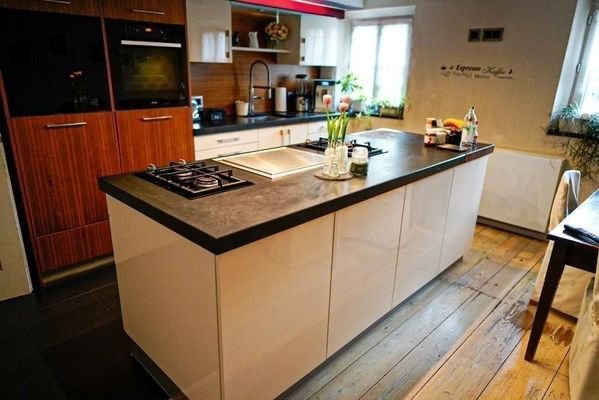 Kochinsel mit Butcher-Block und Teppanyaki-Platte