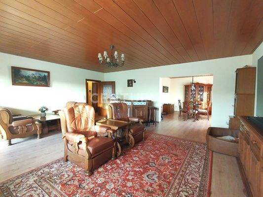 Das große helle Wohnzimmer im OG mit Zugang zum Balkon