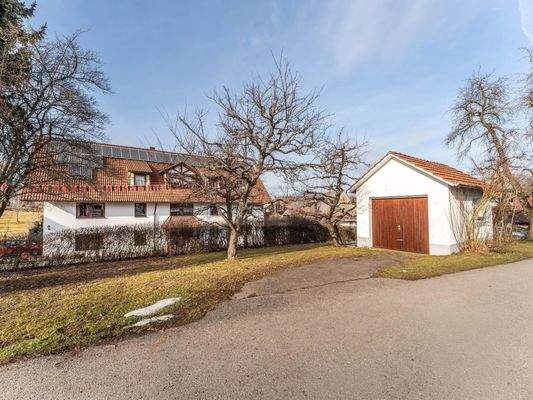 kleinerer Grundstücksbereich mit Garage