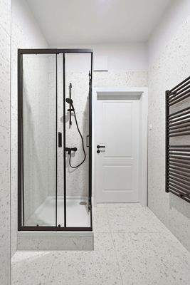 Bad mit Dusche und WC