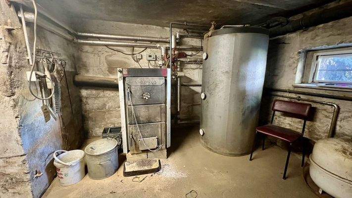 Schwerkraftofen im Keller