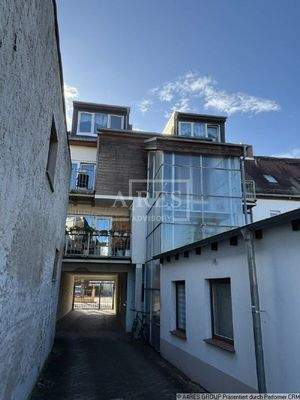 Objektansicht mit Einfahrt