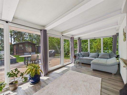 Wohnzimmer mit Blick in den Garten