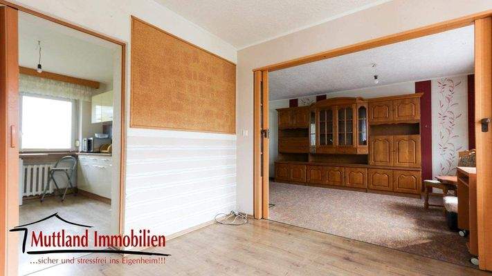 Esszimmer mit Blick ins Wohnzimmer