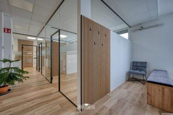 Wartebereich und Gang