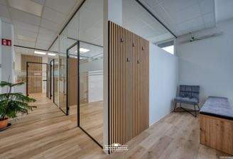 Wartebereich und Gang