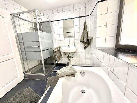 Ihr Badezimmer mit Wanne & Dusche