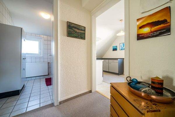 zu Küche und Badezimmer