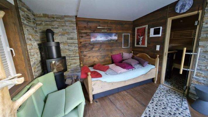 Ruhebereich im Saunahaus mit Kamin