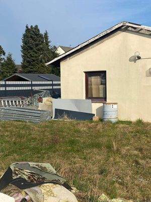 Blick auf das Wohngrundstück mit dem Abrissobjekt