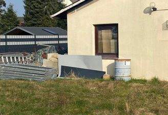 Blick auf das Wohngrundstück mit dem Abrissobjekt