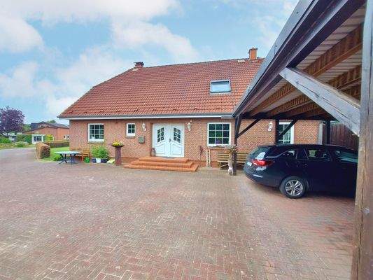 gepflasterte Auffahrt mit viel Platz für Fahrzeuge