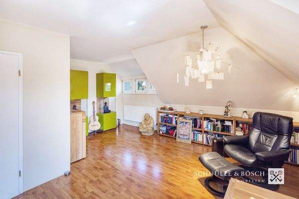 Überall fällt durch die vielen Fenster viel Licht ins Haus