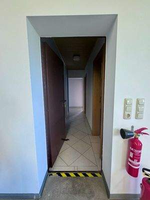 Zugang zum Büro von der Werkshalle