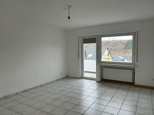 Wohnzimmer mit Zugang zum Balkon