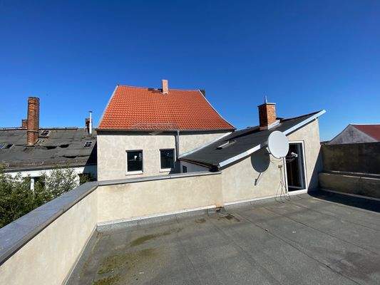 Rückwärtige Ansicht des Hauses von der Dachterrasse gesehen (1).jpg