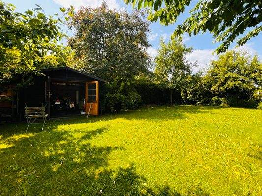 Grundstück mit Gartenlaube