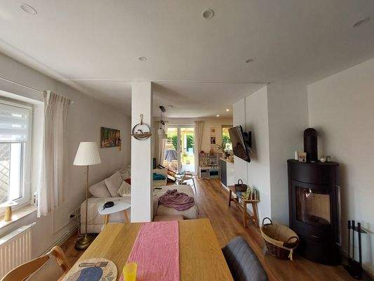 EG: Wohn- und Essbereich mit Kamin