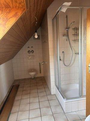 Bad mit Wanne und Dusche