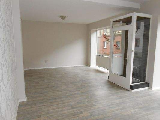 Hell mit großen Fenstern