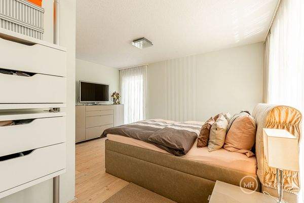 Schlafzimmer mit Ankleide über Eck